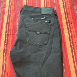 Selling a pair of Guess Jeans